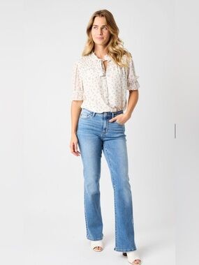 Judy Blue Classic Light Blue mid Rise, boot cut Jeans - Women's